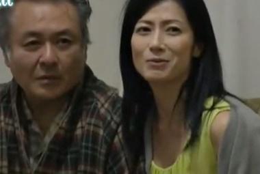 清楚な見た目と違いスキモノ四十路熟女が夫婦交換で他人棒をむしゃぶり食らうセックス！ベロチュー＆乱交3Pファック