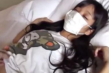 ＜昏睡レイプ＞睡眠薬を盛られてグッスリの美少女をヤル！着衣のまま肉棒をぶち込まれオナホールにされ…