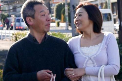 ＜元芸能人の小松千春＞四十路ムチムチおばさんがヤクザの監禁部屋で拘束凌辱調教！イラマチオで乱暴にレイプ寝取られ