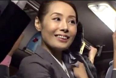 ”ええっ？おばさんを痴漢してどうするのぉ？”四十路の美人奥様が通勤中での痴漢で拒んでいたが徐々に感じて濡れてしまい…