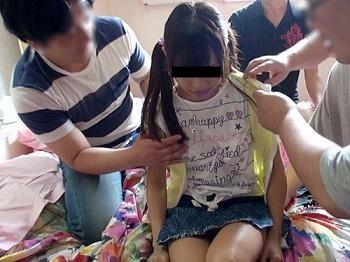 <ヤバイやつ＞”乱暴にしないなら好きにしていいよ❤” SNSで出会ったいたいけな少女を抜きたいオヤジが群がり輪姦