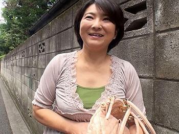 【熟女ナンパ】「エッ~ 本当に私でいいの？」愛らしい笑顔のぽっちゃり豊満熟女に童貞筆下ろしを懇願する企画