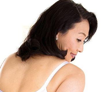 【人妻熟女初撮り】「恥ずかしいけど 感じちゃうぅぅ…」豊満熟女が身をよじらせて感じる中出し寝取られセックス