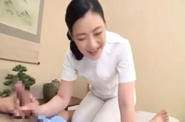 ”責任取ってくださいよ！奥さん見てこんなに…”熟女マッサージ師にビンビンになったチンコをセンズリ鑑賞して貰った結果
