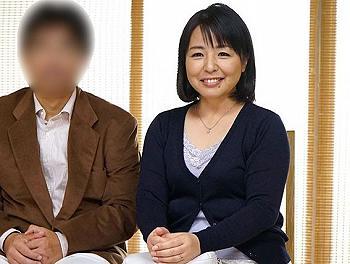 五十路になんても週4日は夫婦の営みがある熟年夫婦 もう旦那には手に負えない絶倫ぽっちゃり嫁を抱いてくれとAV初撮り