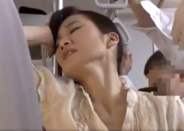 ”えっ…ちょっと…もっと欲しい…”五十路のおばさんが電車痴漢で眠っていたメスを覚醒させ每日痴漢を誘うようになり…