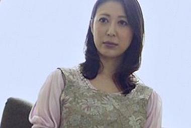 ”あぁ❤これで許してください…”旦那の仕事でのミスを庇うため上司に抱かれる美人妻！中年同士のベロチューSEXがエロいわ