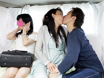 【母娘ナンパ】”娘の前で恥ずかしい…” 母娘を同時に頂く丼セックスでママが快感で理性崩壊してメス臭丸出しにｗ