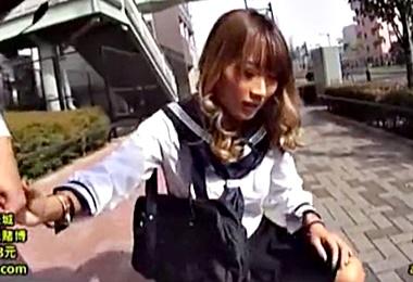 制服姿の黒ギャル女子校生に野外で遠隔バイブをONしてみた！感じすぎて腰ガクになり歩行不能の事態に…