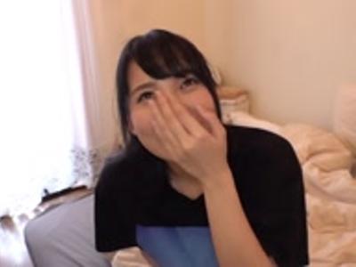 《素人ナンパ×童貞》「キスも初めて？」街で見つけた二十代の女の子の自宅にお邪魔してエチエチ！右手が止まらないエロ動画