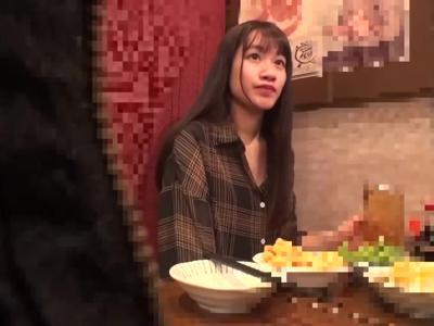 《人妻×盗撮》「最近ご無沙汰なの」一人酒をしていた主婦を家に連れて帰り寝取り！おかずにしたいR18動画