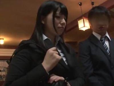 『手出さないでよ…』会社の女子社員と1泊！我慢できずに夜這いしてSEX！今夜のおかずはこの子で決まり