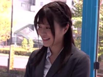 《外から見えてる??×女子大生》『採用してもらえるなら…』弱みに付け込んで就職活動中の女の子にやりたい放題！フォルムがいい感じの女の子