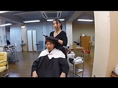 《おっぱい×エロ動画》『おっぱい触りたいですか？♡』痴女な美容師が接客中に男性客を魅了！セクシーな美女のR18動画