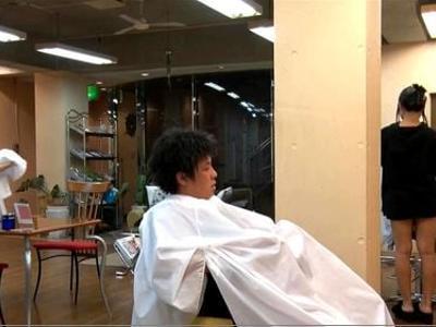 《美乳×美容師》『私のせいで勃起しちゃいました？』痴女な美容師が男性客にエロエロ誘惑！スケベ注意なエロ動画