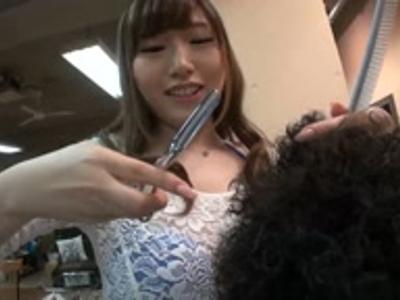 《美乳×美容師》『私のせいで勃起しちゃいました？』痴女な美容師が男性客にエロエロ誘惑！興奮しちゃう性処理動画