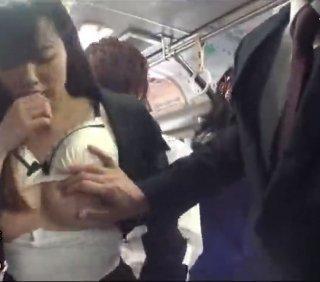 満員バスでミニスカ黒パンスト脚に囲まれる夢のシチュエーションで痴漢ハメしていたら隣のおっさんも我慢できずに乳を揉む