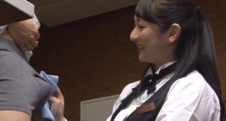ズボンにお茶をこぼしたので拭いてあげると勃起した若いバイト君とご無沙汰のベテラン美人パート従業員が休憩室で2人きり