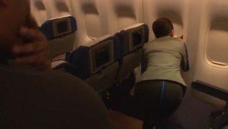 フライト中の機内で黒人客が日本人の美人CAに目をつけシェードが壊れたと修理させる尻に襲いかかりブラックマグナムを突き刺す