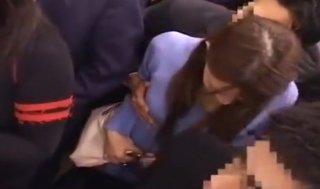 満員電車の車内にてニットワンピースでパイスラしている女子大生のレギンスを引き裂いてFUCK