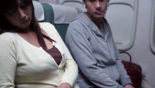 飛行機の機内で隣の座席で眠る女性の巨乳を見ながらセンズリしていたらバレたがそれでも見せつけていたらヤレてヌイてくれた