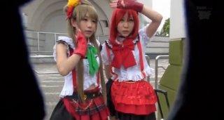 会場周辺でコスプレをしてはしゃいでいた2人組みのレイヤーさんにスタジオで撮影できないかと声をかけ行き着く先はHな乱交撮影