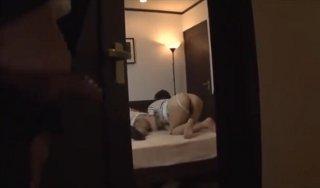 泥酔上司を送り届けたら巨乳妻がお出迎えして旦那と寝室でSEXしてお尻丸出しでフェラしていたのでこっそり挿入して寝取る