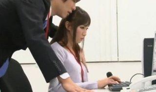 会社内で立場的の弱い美人契約社員へのセクハラがエスカレートして隣で会議が始まり2人きりになったオフィスで決行する