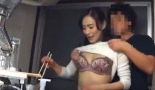 まだまだイケる美人四十路人妻を1年ぶりにもう一度ヤリ部屋に呼び出して料理も作ってくれたのでお返しに中出しを味わわせる