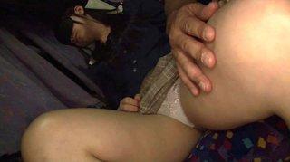夜行バスで友達と旅行に行く女子大生がアイマスクをして眠ったのでお触りしてたら気づかれたがおとなしい反応だったので挿入決行