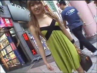ナンパしたセレブ系ギャルが断りきれないとみるや謝礼で押しきってワンピースめくるとセクシー紐パンカワイイ声出ちゃって2ハメ