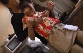 レストランで働く可愛いバイト娘に目をつけカウンター裏に忍び込んで襲い掛かり接客させながらガクガク激イキレイプ
