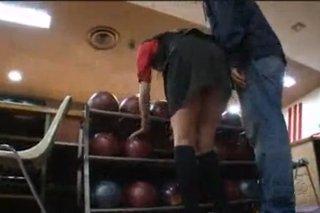 ボウリング場の美人バイトに目をつけボール選びを手伝ってもらう際に手を触り機械の不具合を言い一人で裏に居るところをレイプ