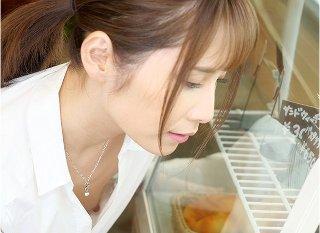 カフェの美人店員がシャツの隙間から乳首チラしているので閉店間際のワンオペ時を狙って訪れ誰も居ない店内でハメる