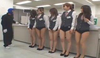 銀行の新しい営業戦略の一環で本日より上は制服下はブルマでの勤務となった初日に銀行強盗が来て驚かれてしまうが大好物だった