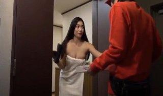 欲求不満の人妻が家に誰も居ない時間にピザを注文し配達に来た若い男の子をバスタオル1枚の姿で誘惑！いただきます！