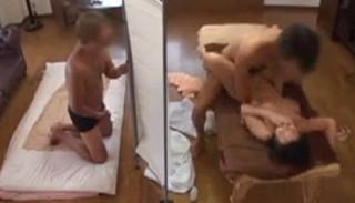 自慢の爆乳嫁が他人に寝取られているのを見たい旦那がオイルマッサージを受けさせ助けを求めるもパーテーションの隙間から覗き見