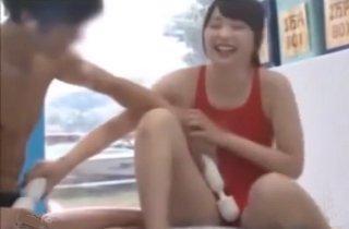 夏合宿中の大学水泳部から恋人でもない男女1人ずつをマジックミラー号に乗せたら禁欲限界 他の部員には内緒でHしちゃう
