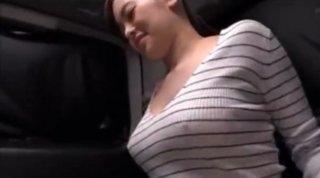 有名カフェにいる可愛くて巨乳の看板娘にお店にバレないようにローター接客とトイレフェラさせて発情ノーブラポッチハメ