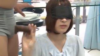 在京キー局に内定をもらっているアナウンサー志望の真面目な女子大生がエロ研修でどのような状況でも対応する責任を学ぶ