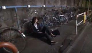 線路沿いの路上で完全に酔いつぶれていた美人OLを拾ってホテルに連れ込みヤリたい放題に性癖を満たして無抵抗なまま中出し
