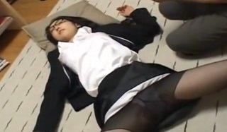 最初から犯す目的で女弁護士を家に呼び薬品を嗅がせて見事なまでの昏睡放尿をさせて覚醒してしまうがレイプ続行