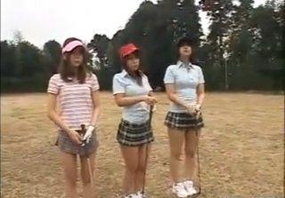 大学の新入女子学生を偽のゴルフサークルに入らせて手取り足取りセクハラコーチした夜に疲れて眠る部屋に夜這いコメディー