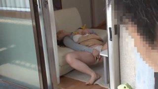 社宅の隣に住む部長の奥さんの洗濯バサミ変態オナニーを目撃して目が合うと主人には内緒にしてほしいと言うのでヤらせてもらう