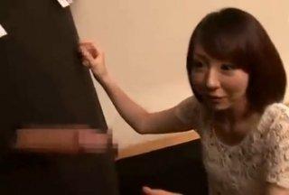 彼氏のチンポ当てゲームで彼女が彼氏のじゃないデカチンにクギ付けになりゲーム終了後に彼氏が居ないところでデカチンを堪能