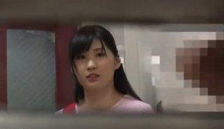 マンションのドアポストから勃起したデカチンを外に向けて出していると隣人の女性が気付いてパンティーを脱いで勝手にハメだした