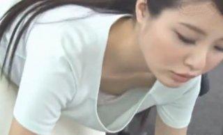 社内で胸チラどころか乳首チラしてしまっている女性社員に我慢できなくな誰もいない会議室で襲う