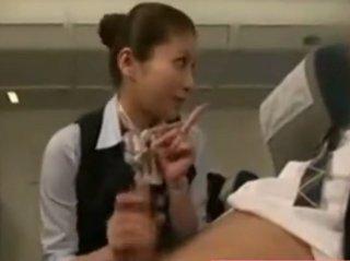 長時間のフライトのために起こりえる男性特有の反応に対してCAが機内で適切なサービスで抜いてくれる