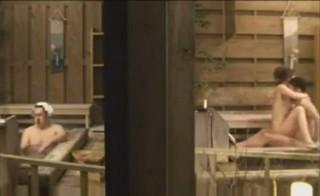 旦那がいる男湯と薄い塀1枚隔てた女湯で旦那と会話しながらバレないようにAV男優に抱かれて高額報酬をゲットする人妻