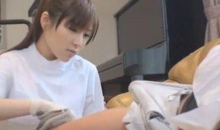 大怪我で自宅療養中に訪問ヘルパーを呼んだら若い女性がやって来て体を拭いている最中に勃起チ○コに釘付けになり性処理開始